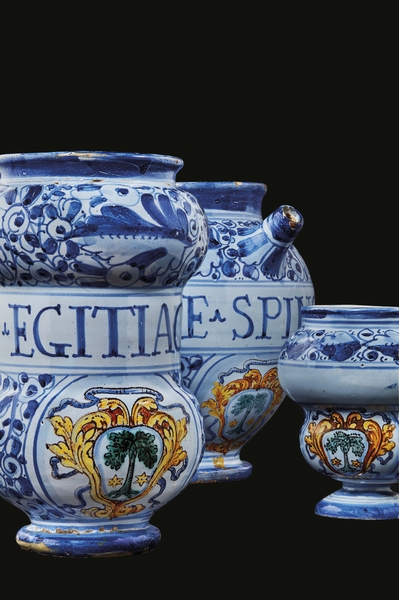 UNA COLLEZIONE DI VASI DA FARMACIA IN MAIOLICA